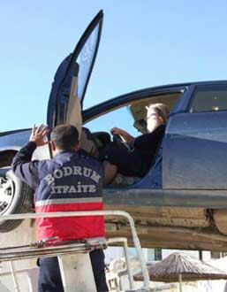 Araba havada asılı kaldı! - Resim: 3