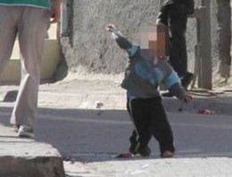 5 yaşındaki çocuk polise böyle taş attı! - Resim: 1