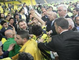 Fenerli taraftar birbirini dövdü! - Resim: 3