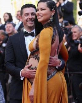 Adriana Lima Cannes kıyafeti olay! 3. kez hamile olan ünlü modelin dikkat çeken karın kasları! - Resim: 1