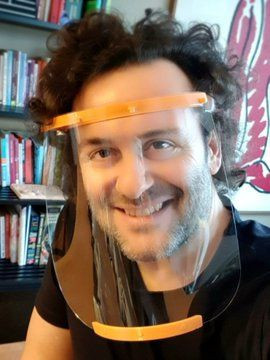 Erdil Yaşaroğlu ve Begüm Kütük evde sağlık çalışanları için siperlik üretti - Resim: 2