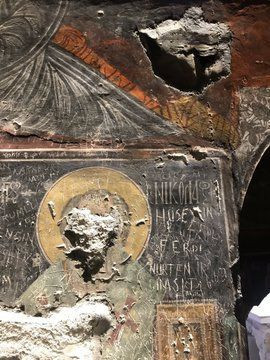 Tarihi rezalet! Trabzon'daki Sümela Manastırı’nda fresklerin suratları parçalandı - Resim: 2