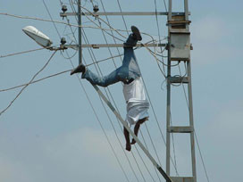 Cesedi bir saat tellerde asılı kaldı - Resim: 1