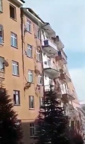Elazığ'da 4.2'lik depremde hasarlı 6 katlı bina yıkıldı - Resim: 2