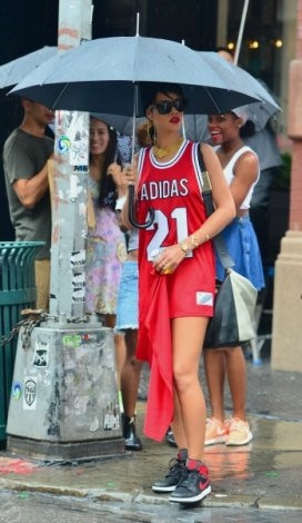 Rihanna şort giymeyi unuttu - Resim: 1