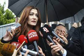 Başörtülü kadınlara hakaret davası! Ünlü oyuncu Deniz Çakır beraat etti - Resim: 0