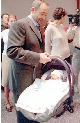 Ünlülerin çocuklarıyla verdiği ilk pozu - Resim: 4