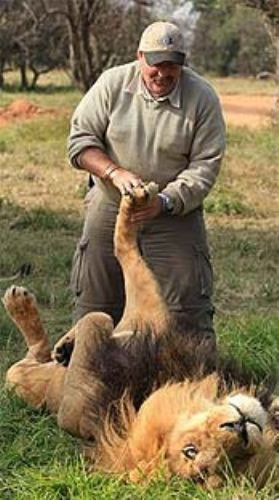 Vahşi Kedi'ler bu adama birşey yapamıyor! - Resim: 1