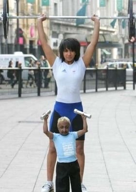 Dünyanın en kısa adamı ama bakın ne yapıyor? - Resim: 3