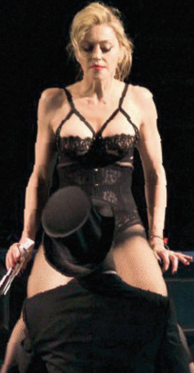 Madonna sahnede mastürbasyon yaptı - Resim: 4