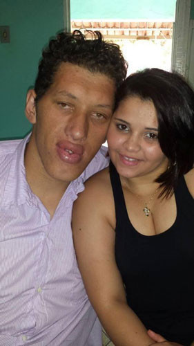 Kendisinden bir metre uzun biriyle evlendi - Resim: 1