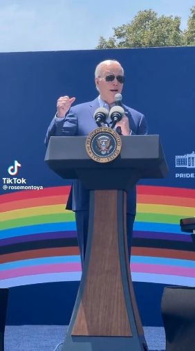 ABD'de infial yaratan görüntüler! Önce Başkan Biden’la poz verdi sonra kıyafetini çıkararak göğüslerini açtı! - Resim: 1