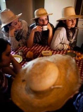 Sadece kadınların yaşadığı kasaba - Resim: 4