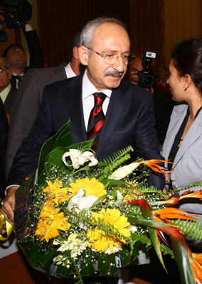 Kılıçdaroğlu kürsüye böyle çıktı - Resim: 3