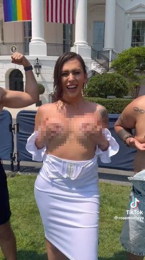 ABD'de infial yaratan görüntüler! Önce Başkan Biden’la poz verdi sonra kıyafetini çıkararak göğüslerini açtı! - Resim: 3