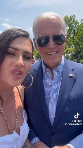 ABD'de infial yaratan görüntüler! Önce Başkan Biden’la poz verdi sonra kıyafetini çıkararak göğüslerini açtı! - Resim: 4