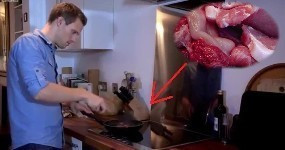 İnsan etinin tadını merak etti bacağını kesip yedi! - Resim: 1