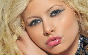 Mini etek giydi ünlü oldu - Resim: 3