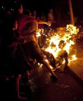 Protestocu kendini yaktı! - Resim: 4