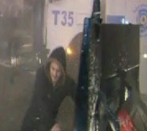 TOMA'ya karşı bedenini siper etti - Resim: 2