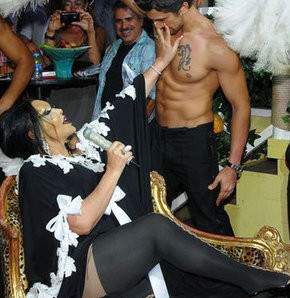 Diva'dan derin bacak dekoltesi! - Resim: 1