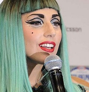 Lady Gaga poposunu gösterdi - Resim: 2