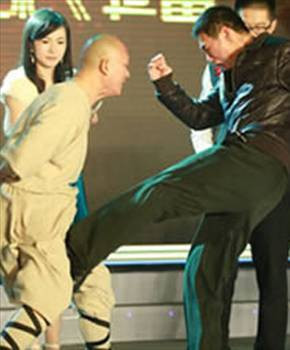 50 cm'lik zinciri önce yutuyor sonra kusuyor - Resim: 1