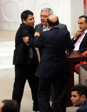 Meclis'te tansiyon düşmüyor! - Resim: 2