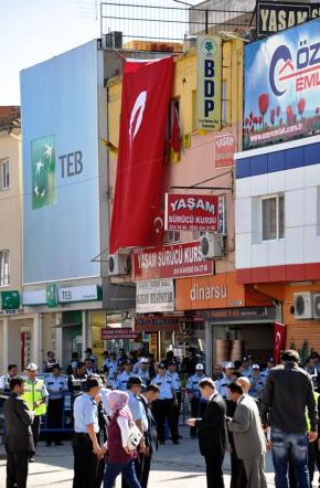 Polis BDP binasına Türk bayrağı astı - Resim: 1