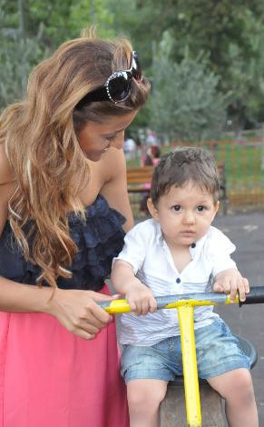 Ünlü sanatçının oğlu ilk kez görüntülendi - Resim: 4