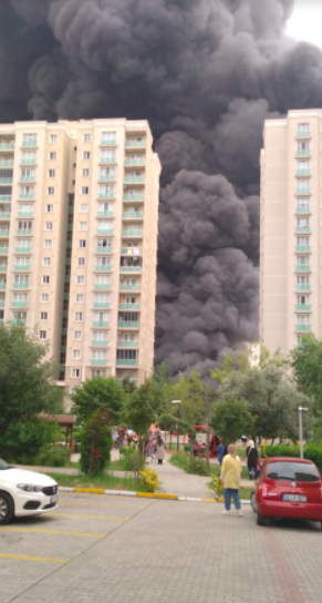 Esenyurt'ta lojistik firmasında yangın çıktı! Alevler göğe ulaştı - Resim: 3