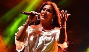 Meltem Cumbul sahnede Nükhet Duru'yu taklit etti! Duru, Cumbul'un kalçasına vurdu - Resim: 1