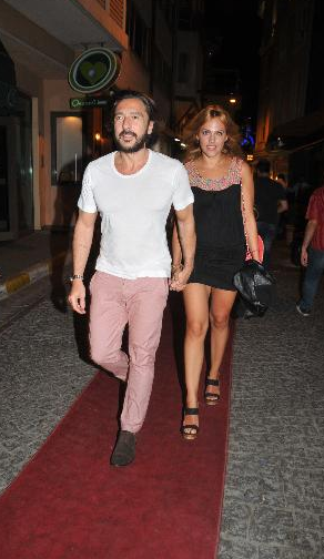 Sultan sevgilisiyle el ele - Resim: 2