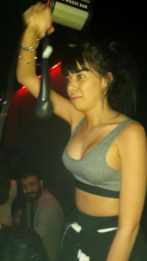 O şarkı çalınca ayakkabısını gösterdi - Resim: 2