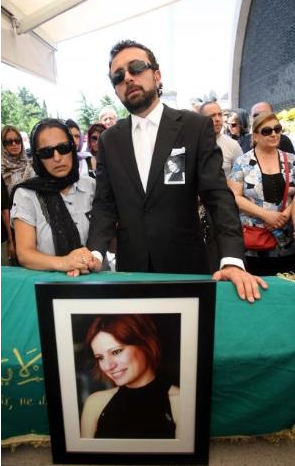 Bildik eşini son yolculuğuna uğurladı - Resim: 1