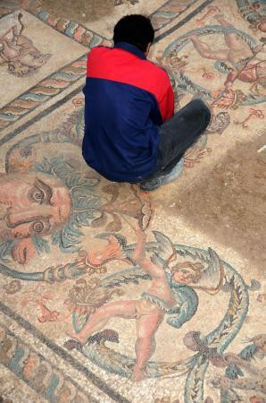 Servetin üzerinde uyuyamıyor! - Resim: 3