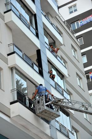 Evde unutulan temizlikçiyi itfaiye kurtardı - Resim: 3