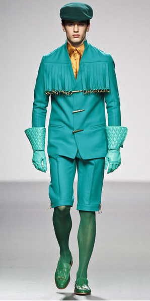 Yeni moda etekli erkek bıyıklı kadın - Resim: 3