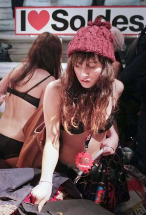 Yarı çıplak mağazaya hücum ettiler - Resim: 3