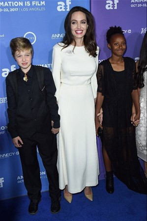 Angelina Jolie kızları ile galada - Resim: 4