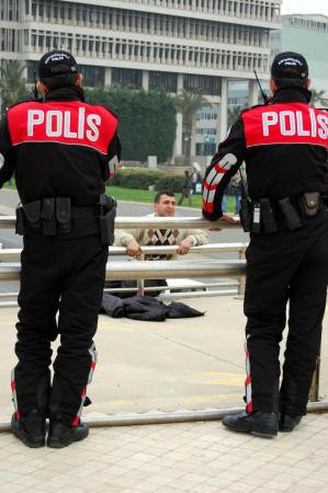 İntiharcıyı havada yakaladı! - Resim: 4