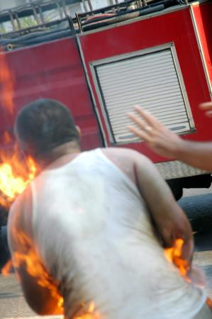 Esnaf kendini böyle ateşe verdi - Resim: 3