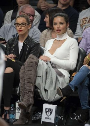 Adriana Lima giydi sosyal medya sallandı! - Resim: 3