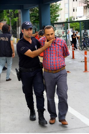 Polis darbe şüphelilerinin başlarını eğmesine izin vermedi - Resim: 4