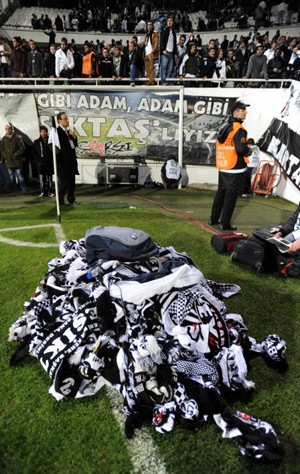 Maç bitti sahaya atkı yağdı! - Resim: 2