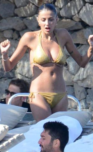 Özge Ulusoy'un şaşırtan göbek deliği - Resim: 1