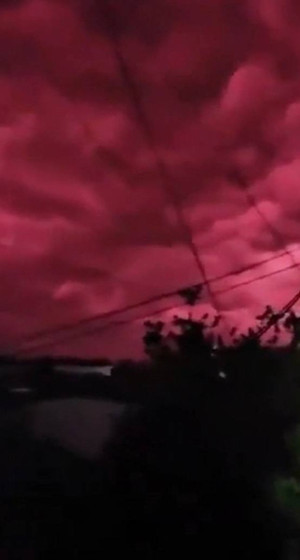 Kolombiya’da deprem sonrası gökyüzü kızıla büründü