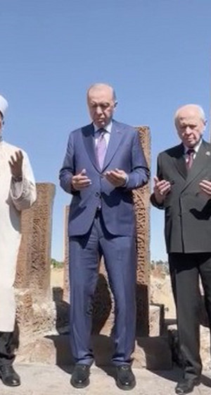Erdogan ve Bahçeli Selçuklu Meydan Mezarlığı'nı ziyaret etti
