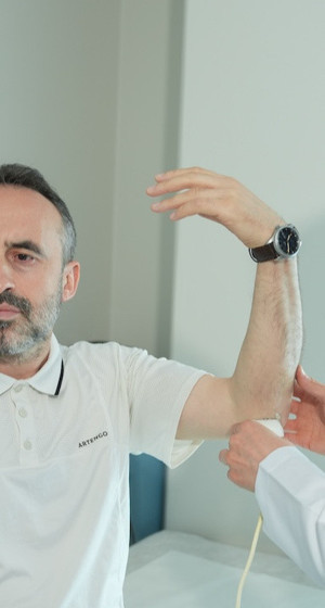 Dirsekte sinir kayması yaşıyordu çözümü Medipol uzmanları buldu…