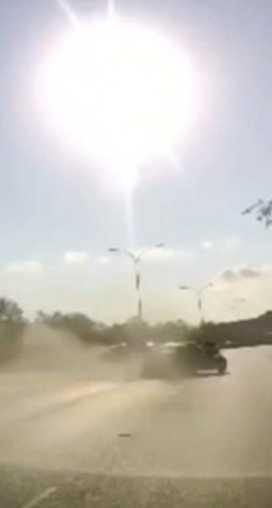 Pendik'te Hatalı sollama kaza getirdi iki otomobilin çarpışma anı araç kamerasında